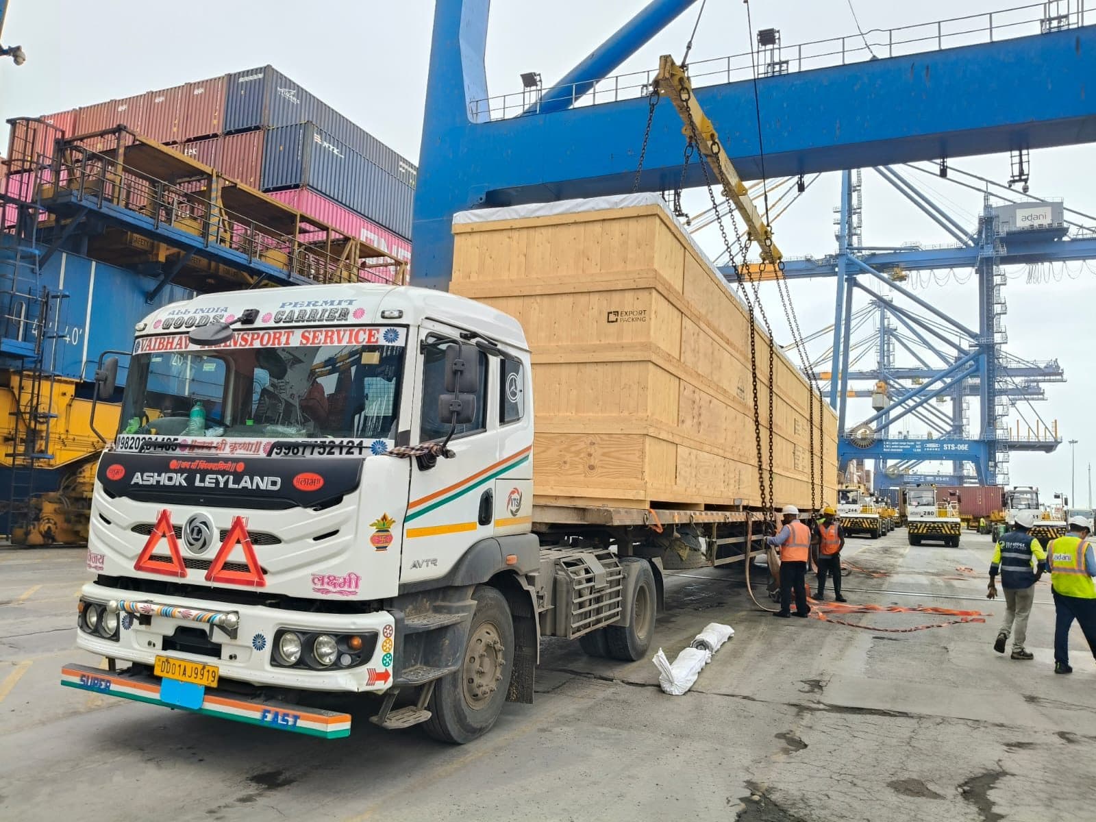 Breakbulk cargo loading attendance at Mundra, photograph 1