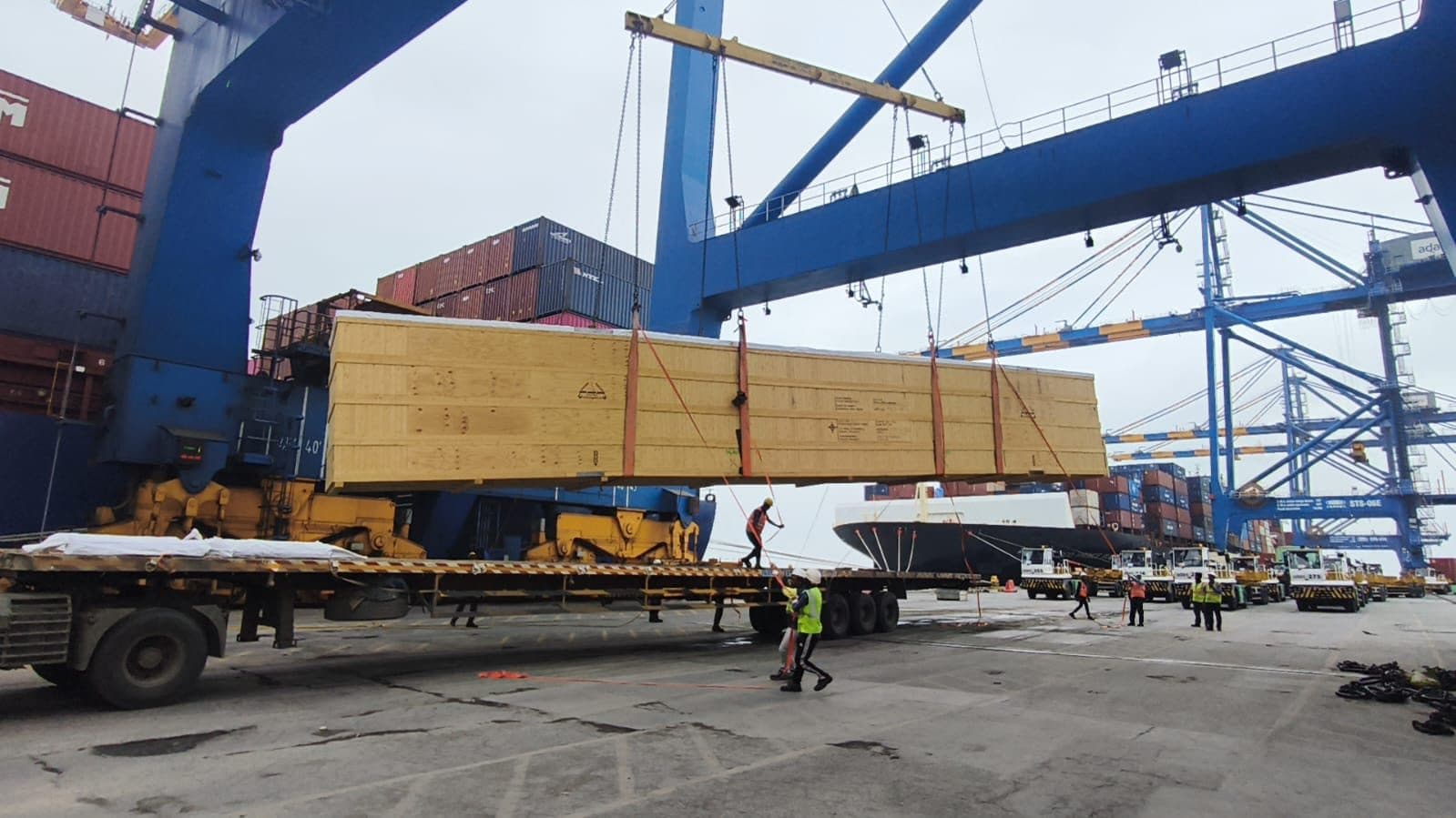 Breakbulk cargo loading attendance at Mundra, photograph 3