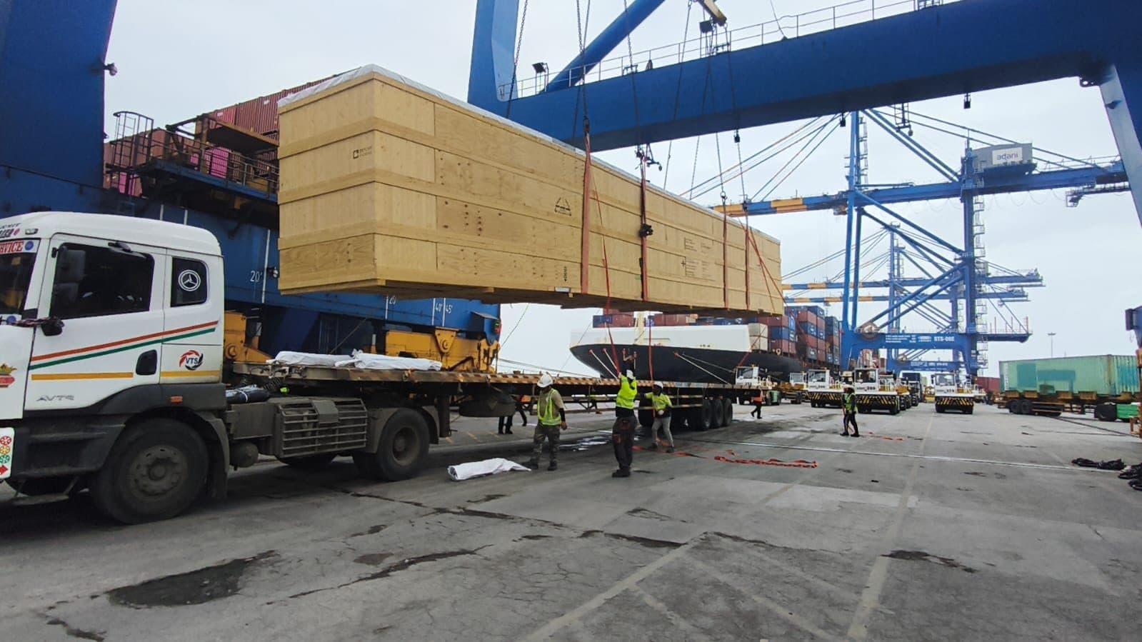 Breakbulk cargo loading attendance at Mundra, photograph 6
