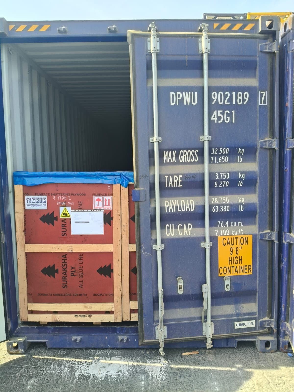 Container destuffing attendance in Mundra, photograph 1