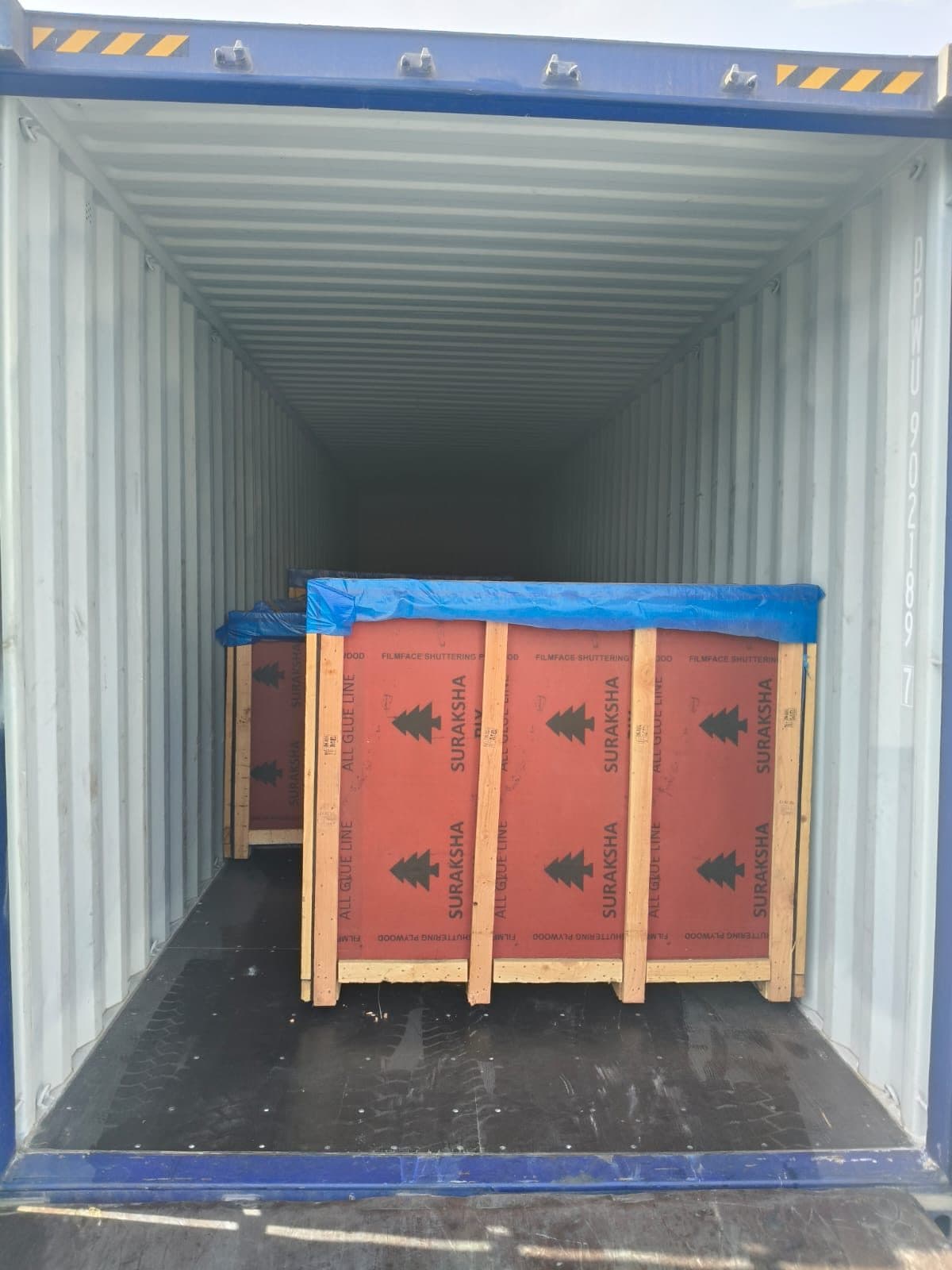 Container destuffing attendance in Mundra, photograph 2